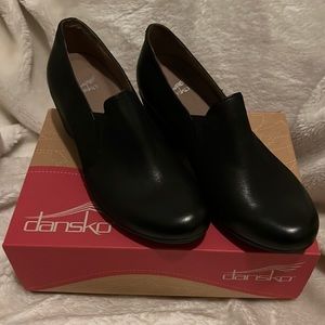 Dansko Robin Burnished Nubuck black dress shoes size 7 / 37. New in box